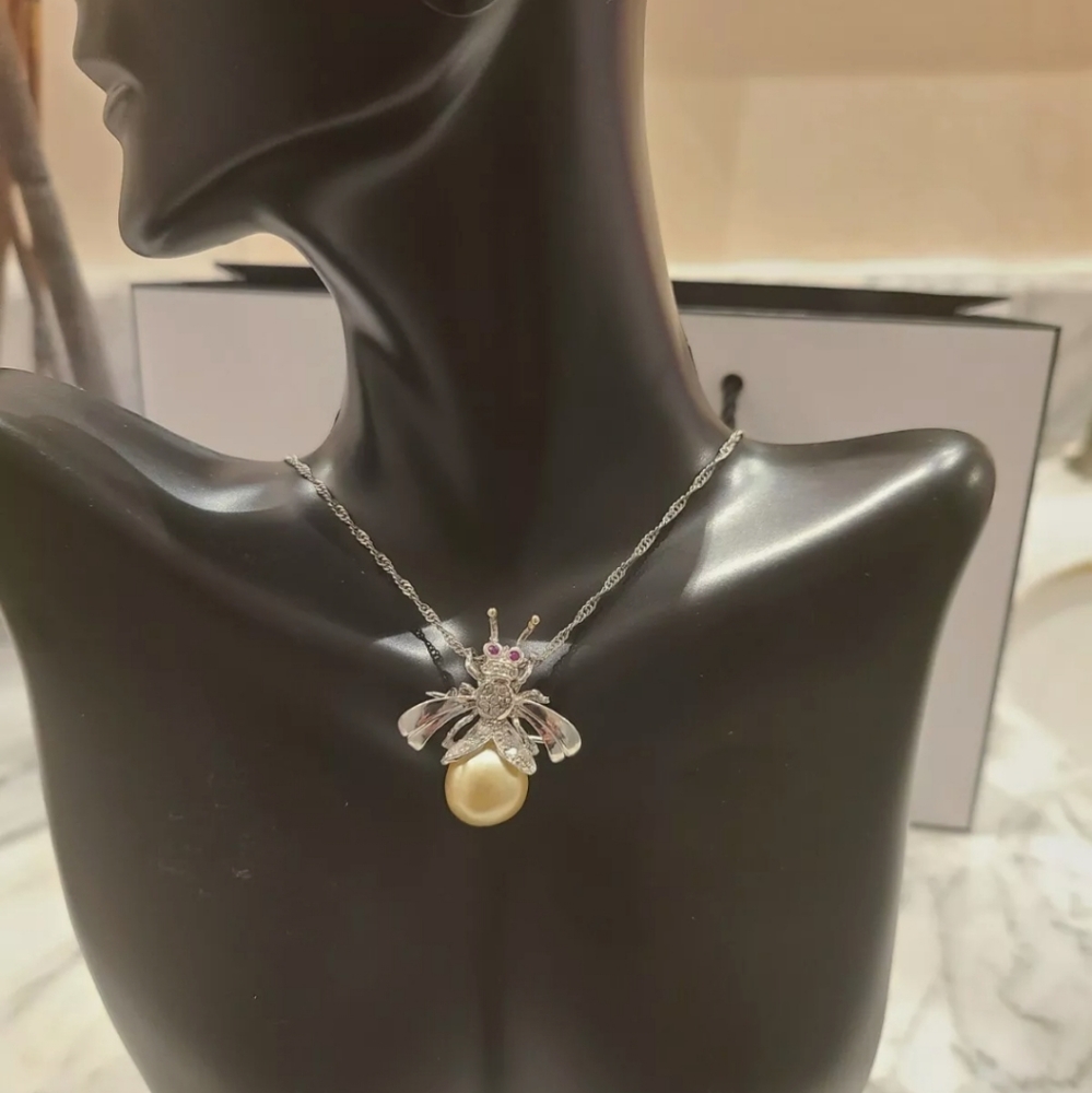 18k Solid 4G WG BEE Pendant or Brooch